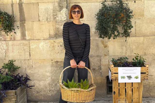 A Bari Vecchia una donna regala le sue piante ai passanti: �Voglio rendere la mia citt� pi� verde�